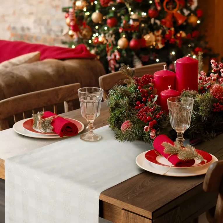 Bieżnik kremowy na stół 40x140 cm z żakardowej tkaniny FLASH świąteczny w krateczkę przetykany jasnozłotą nicią