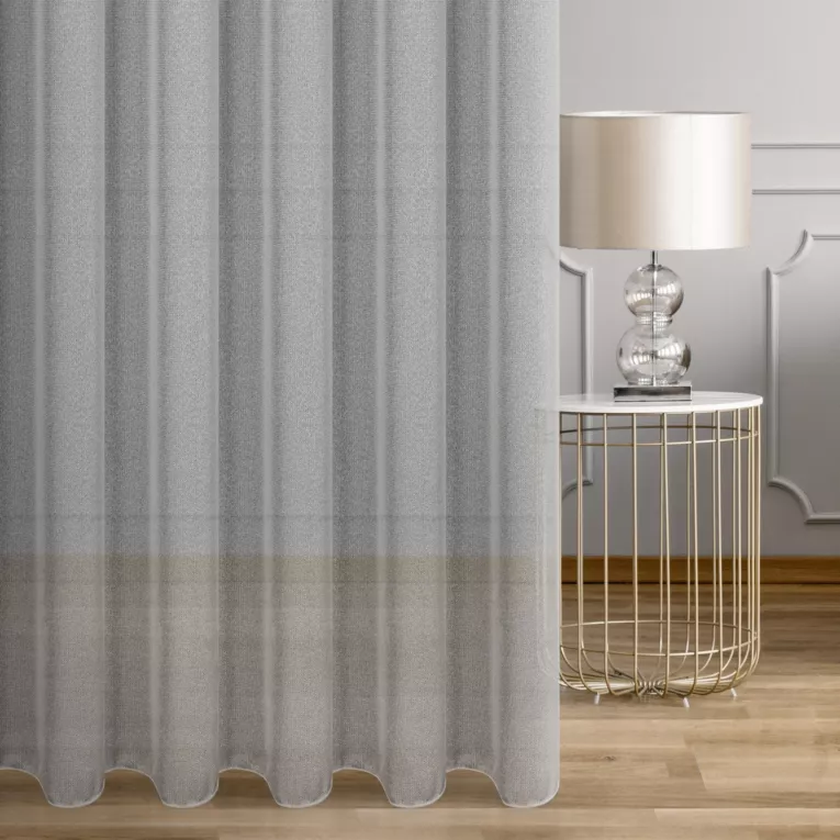 Firana szyta na przelotkach jasnoszara z drobnej siateczki, wykończona obciążnikiem