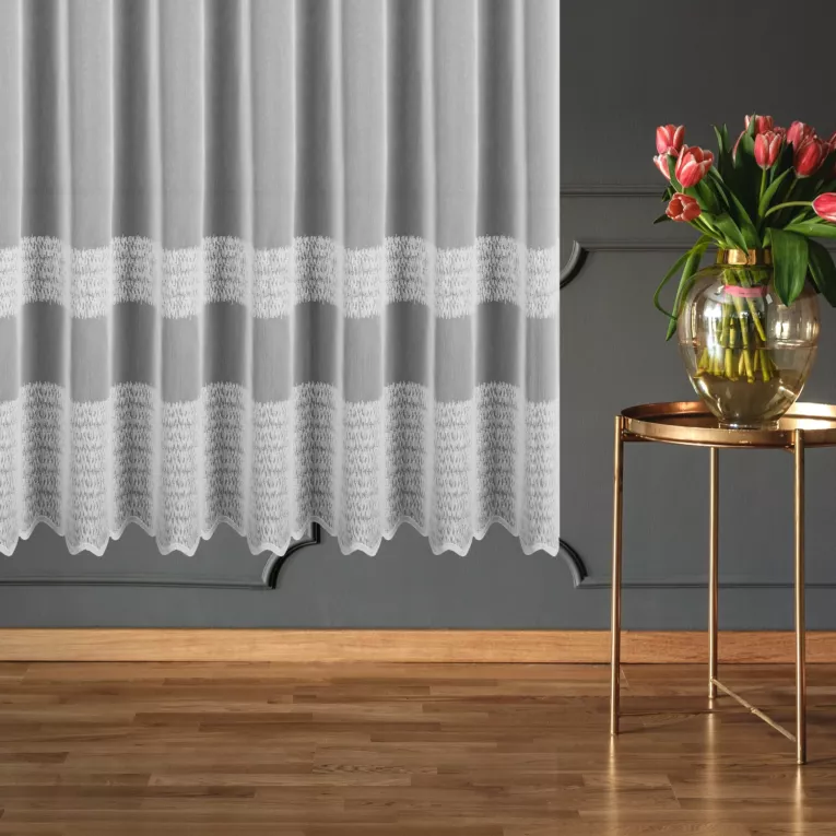 Firana szyta na taśmie 5 cm biała z matowej tkaniny z efektem deszczyku zdobionej haftem w formie poziomych pasów