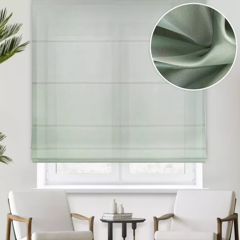 Roleta rzymska miętowa z delikatnie połyskującej tkaniny typu PERU z efektem opalizującym, wykończona obciążnikiem