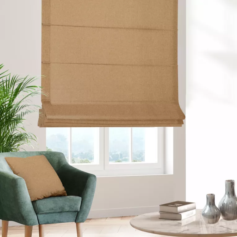 Roleta rzymska złota z tkaniny o naturalnym splocie w stylu eko