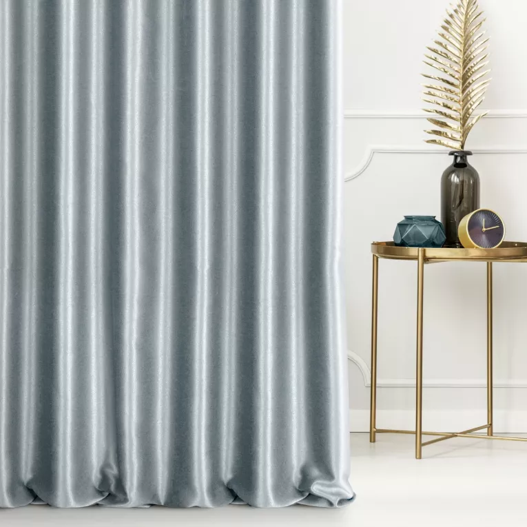 Zasłona szyta na taśmie fala srebrna z błyszczącej tkaniny zaciemniającej