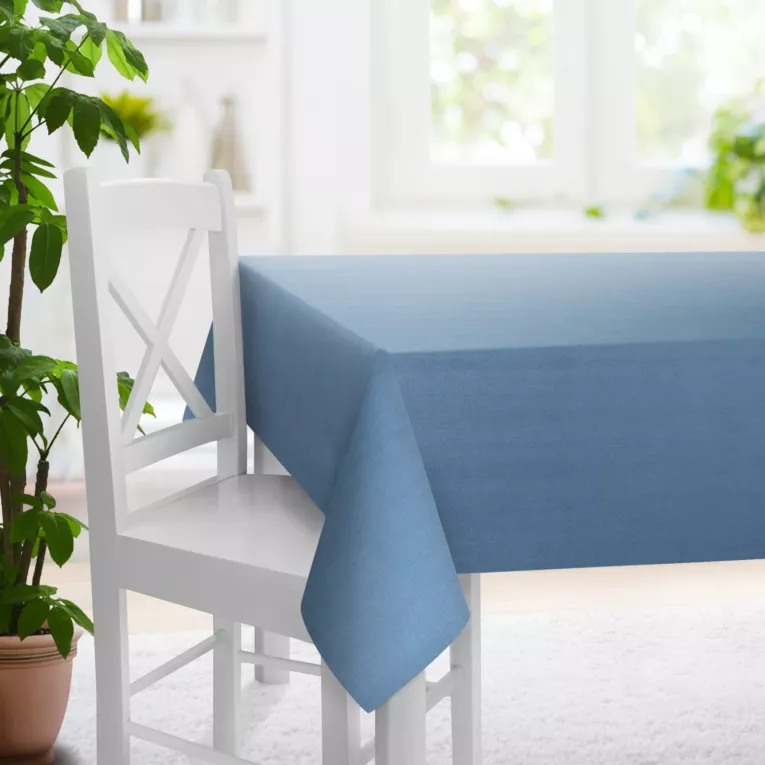 Obrus szyty ciemnoniebieski z tkaniny strukturalnej z delikatnym połyskiem