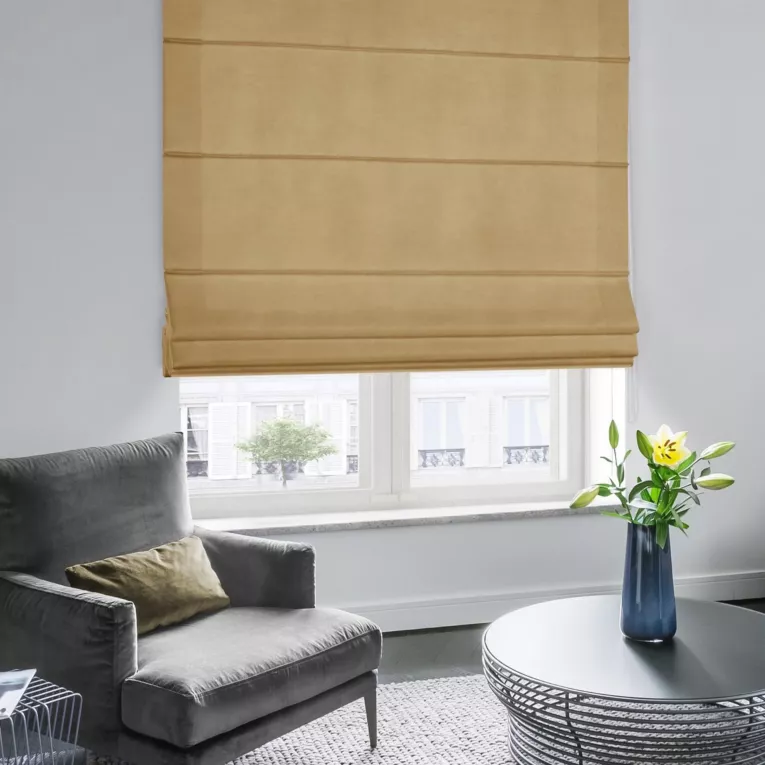 Roleta rzymska DORA - HIT ciemnobeżowa z miękkiej tkaniny o welurowej strukturze