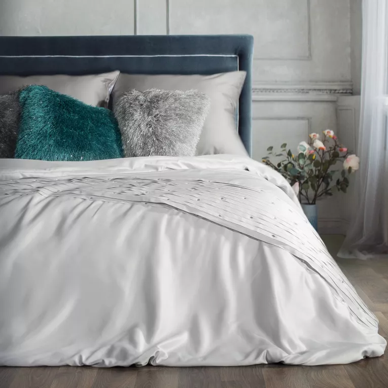 Narzuta z satynowa z cyrkoniami Eurofirany