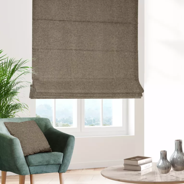 Roleta rzymska brązowa o naturalnym charakterze, z widocznym, ozdobnym splotem