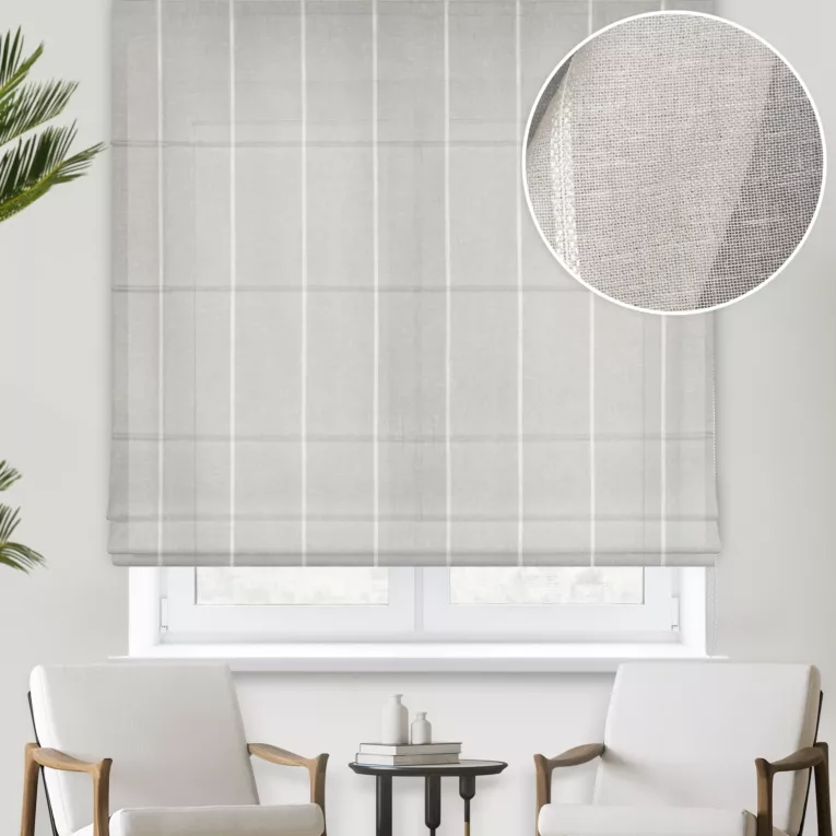 Roleta rzymska beżowa z matowej etaminy w pionowe pasy, wykończona obciążnikiem