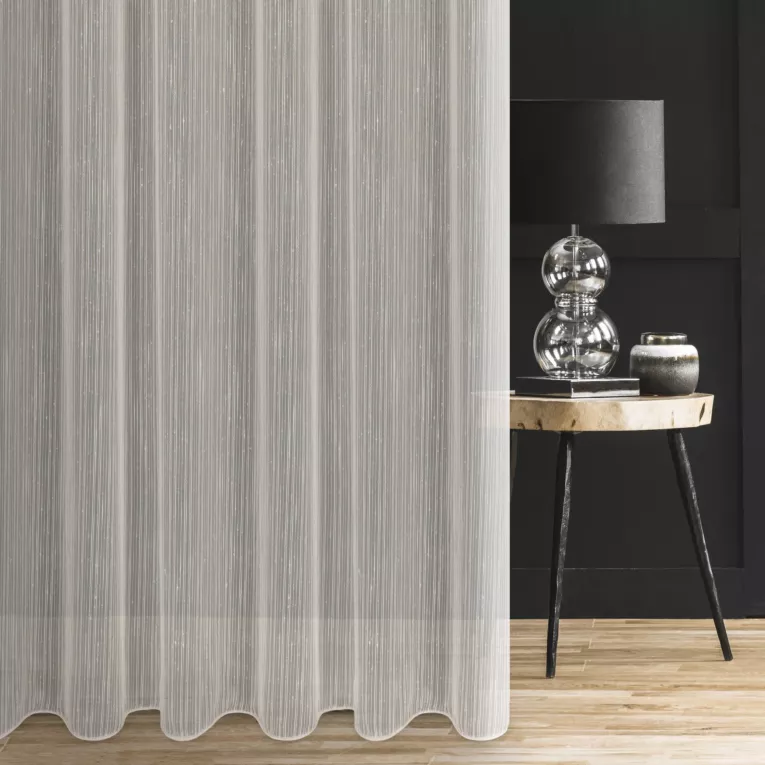 Firana szyta na tunelu kremowa z tkaniny w pionowe, cienkie pasy, wykończona obciążnikiem