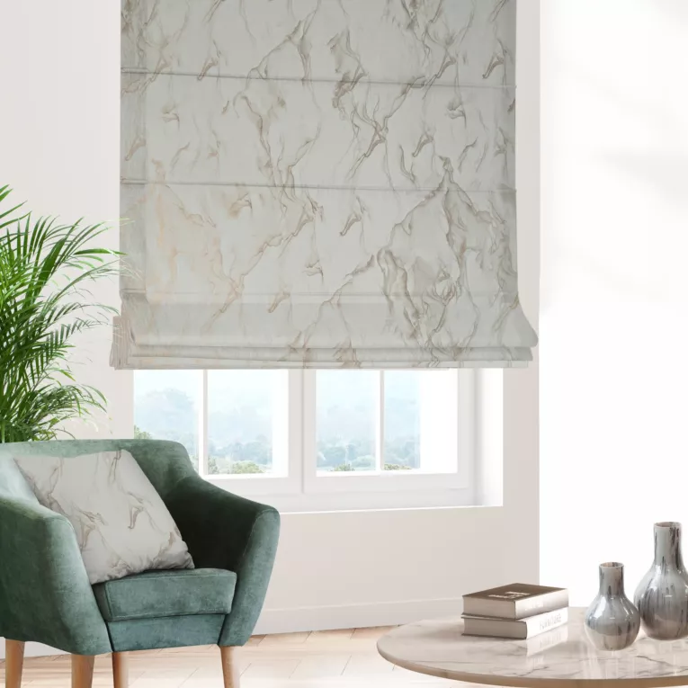 Roleta rzymska biało złocista z tkaniny welwetowej ze złotym marmurkowym nadrukiem