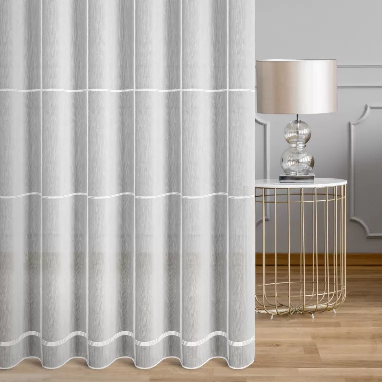 Firana szyta na taśmie fala biało srebrna z delikatnej etaminy zdobionej cienkimi błyszczącymi pasami, wykończonej obciążnikiem
