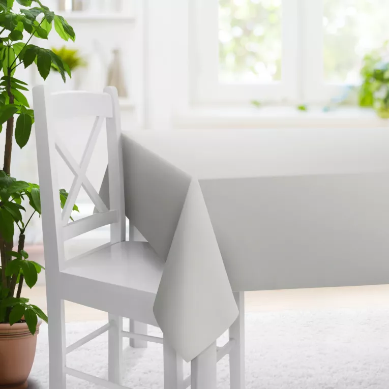 Obrus szyty naturalny z gładkiej tkaniny typu blackout