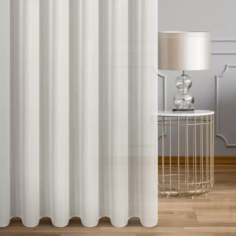 Firana szyta na przelotkach kremowa z miękkiej w dotyku tkanina w delikatne pionowe prążki, wykończona obciążnikiem