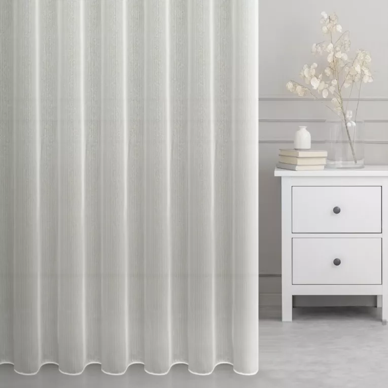 Firana szyta na tunelu kremowa z miękkiej tkaniny o lekkim splocie i delikatnym połysku, wykończona obciążnikiem