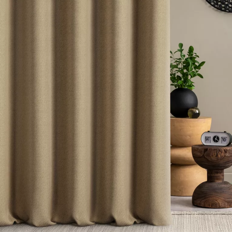 Zasłona szyta na taśmie fala brązowa z tkaniny z jodełkowym wzorem geometrycznym