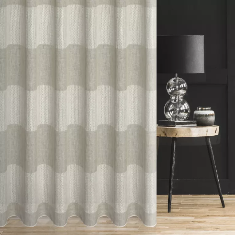 Tkanina firanowa etamina przypominająca len, zdobiona pasami zakończona szwem obciążającym Eurofirany