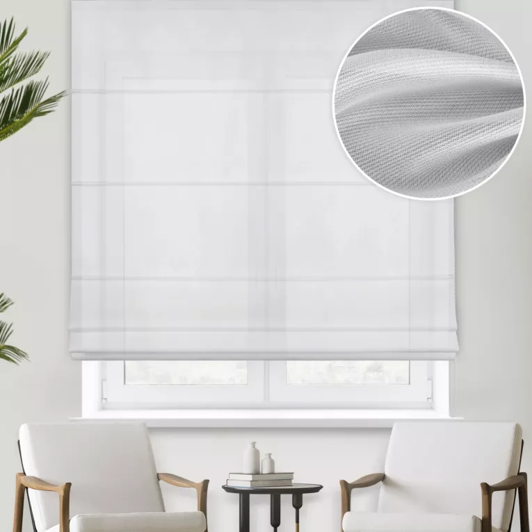Roleta rzymska biała z półprzezroczystej tkaniny o perłowym połysku, wykończonej obciążnikiem