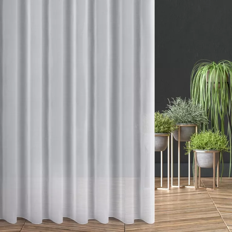 Firana szyta na tunelu biała z półprzezroczystej tkaniny o lekkim połysku, wykończona obciążnikiem