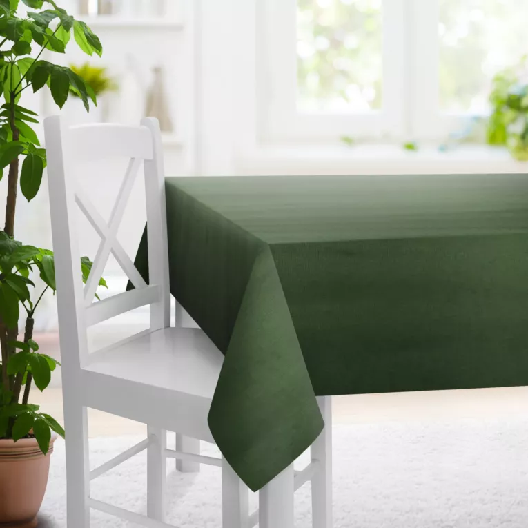 Obrus szyty ciemnozielony z tkaniny z dodatkiem połyskującej nici, z widocznym ozdobnym splotem