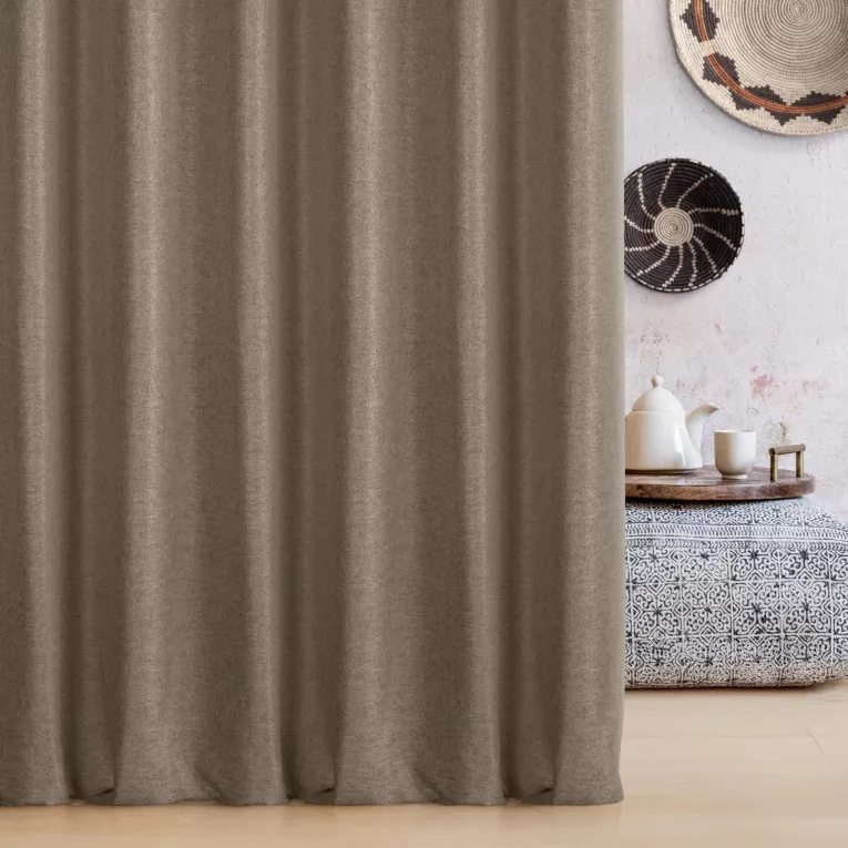 Zasłona szyta na przelotkach brązowa o naturalnym charakterze, z widocznym, ozdobnym splotem