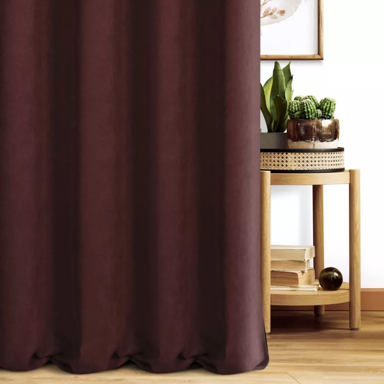 Zasłona szyta na przelotkach bordowa z miękkiej tkaniny o welurowej strukturze