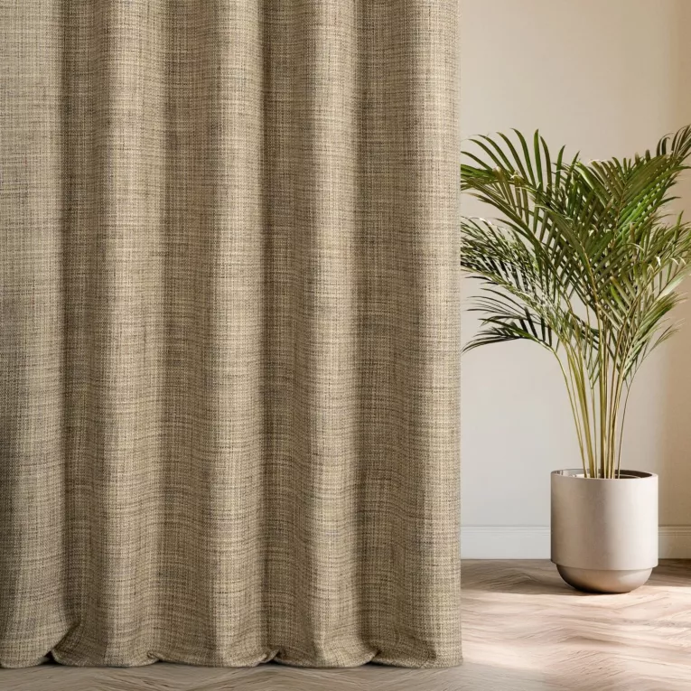 Zasłona szyta na flexach jasnobrązowa z tkaniny o grubym splocie z efektem melanżu