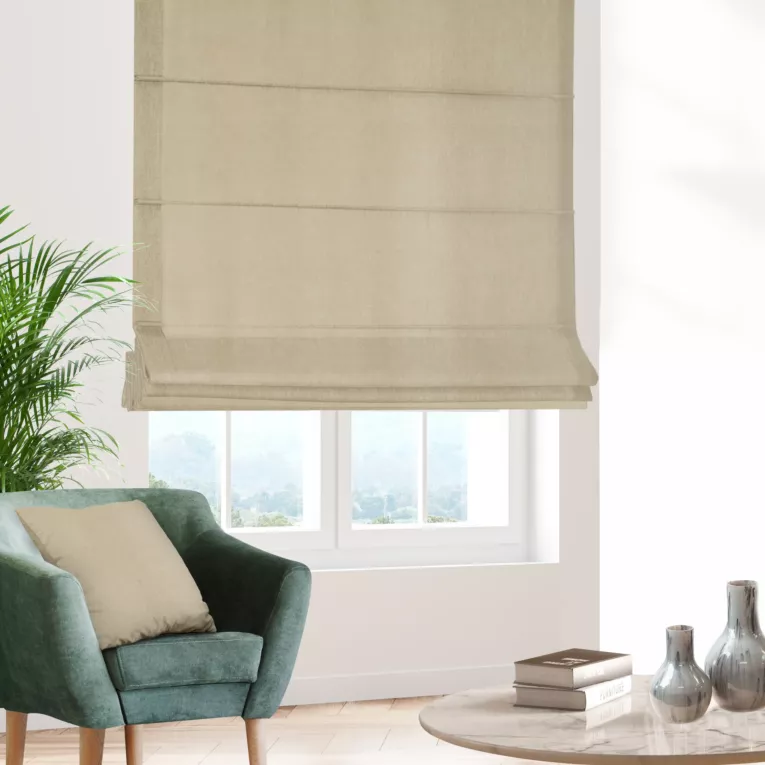 Roleta rzymska beżowa z miękkiej tkaniny o welurowej strukturze