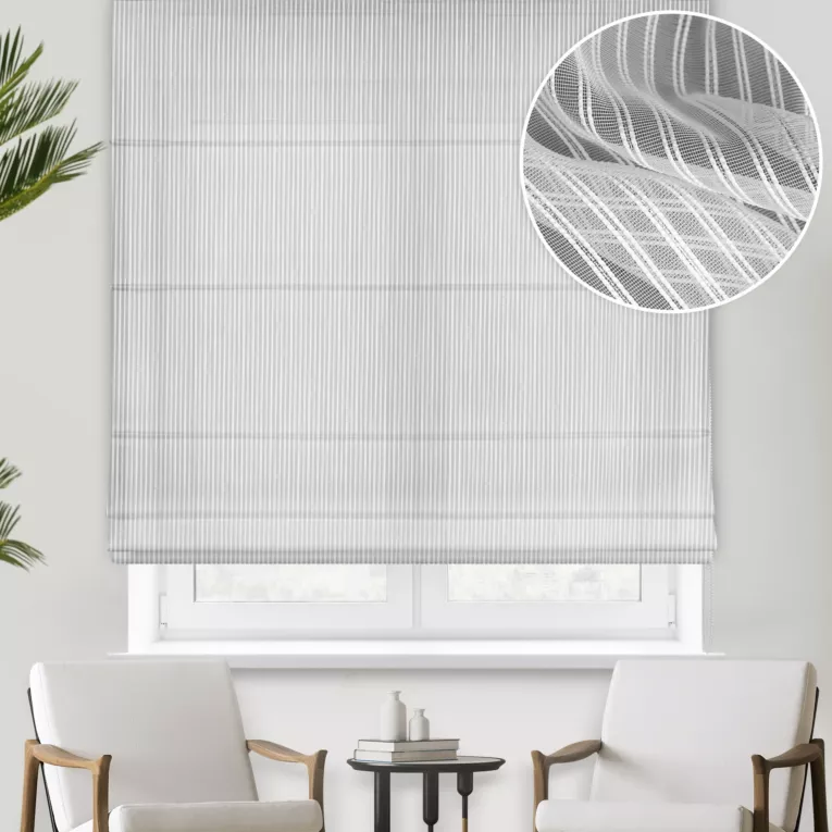 Roleta rzymska biało srebrna tkanina w cienkie pionowe pasy, zdobione połyskującą nicią w srebrnym kolorze, wykończona obciążnikiem