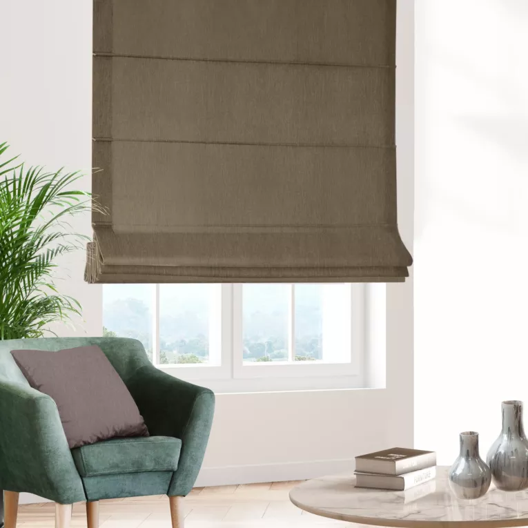 Roleta rzymska brązowa o naturalnym charakterze, z widocznym, ozdobnym splotem