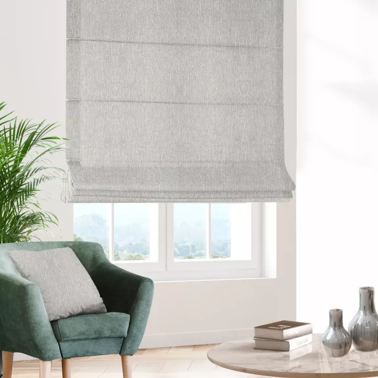 Roleta rzymska STYLE popielata o naturalnym charakterze, z widocznym, ozdobnym splotem