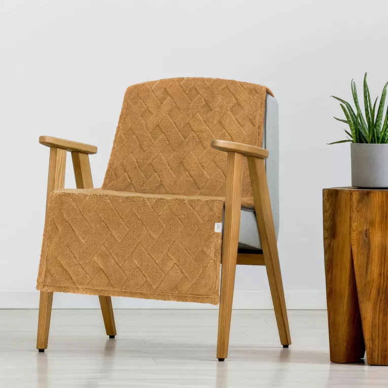 Narzuta na fotel-koc flano 70x160 cm miodowa zdobiona wytłaczanym wzorem CARO DESIGN 91 Eurofirany