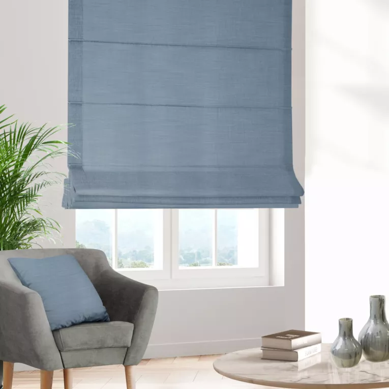 Roleta rzymska ciemnoniebieska z miękkiej tkaniny o naturalnym splocie w stylu ekologicznym