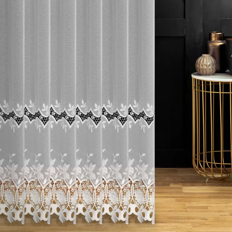 Firana szyta na taśmie 8 cm biała z tkaniny typu MARKIZETA, zdobionej dołem aplikacją w kształcie kwiatów