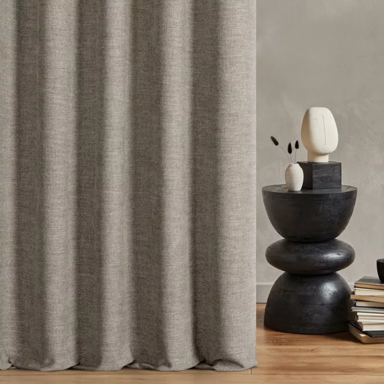 Zasłona szyta na taśmie fala ciemnobeżowa tkanina o naturalnym charakterze z efektem melanżu