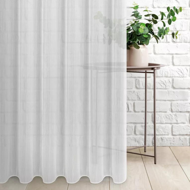 Firana szyta na taśmie 5 cm biała z delikatnego materialu z efektem deszczyku, wykończona obciąznikiem