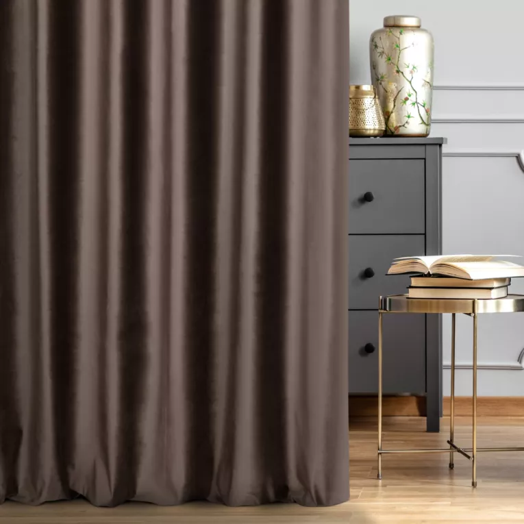 Zasłona szyta na taśmie fala ciemnobrązowa z miękkiej półmatowej tkaniny welwetowej