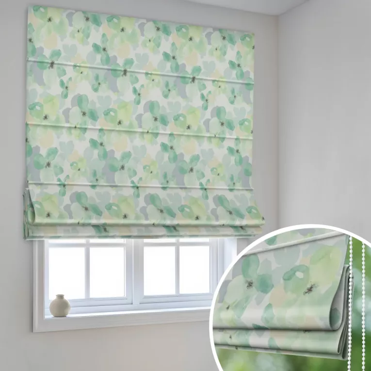 Roleta rzymska kremowo zielona z miękkiej tkaniny o lekkim splocie, pokryta modnym, botanicznym nadrukiem
