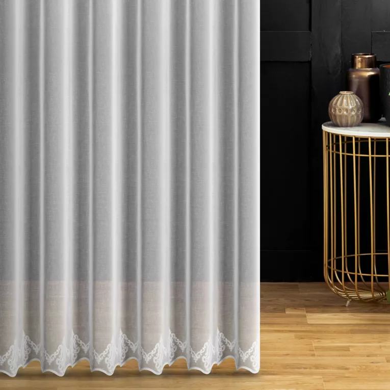 Firana szyta na flexach biała z etaminy zdobionej eleganckim haftem