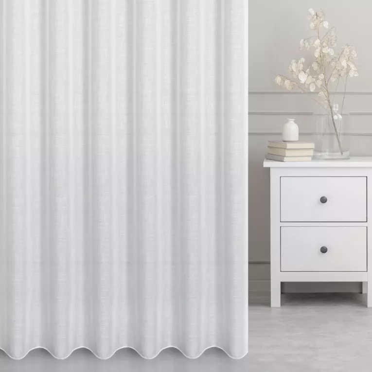 Firana szyta na flexach biała z lekko połyskującej etaminy o gęstym splocie, wykończona obciążnikiem