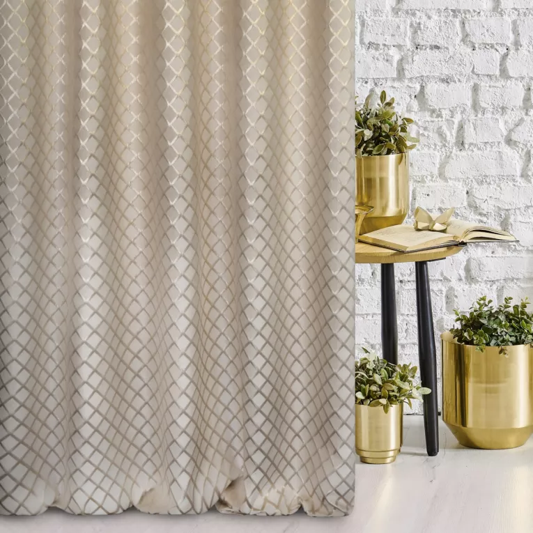 Zasłona szyta na przelotkach kremowo złota z szenilowej tkaniny w drobny geometryczny wzór przetykany błyszczącą nicią