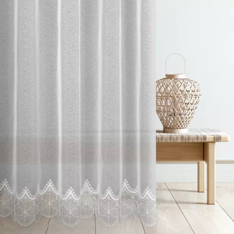 Tkanina firanowa markizety wykończona dołem ażurowa aplikacją i haftem Eurofirany