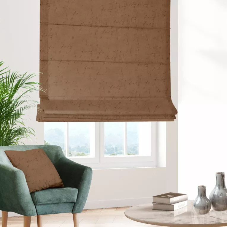 Roleta rzymska jasnobrązowa z miękkiej tkaniny welwetowej z efektem kreszowania, wykończona obciążnikiem