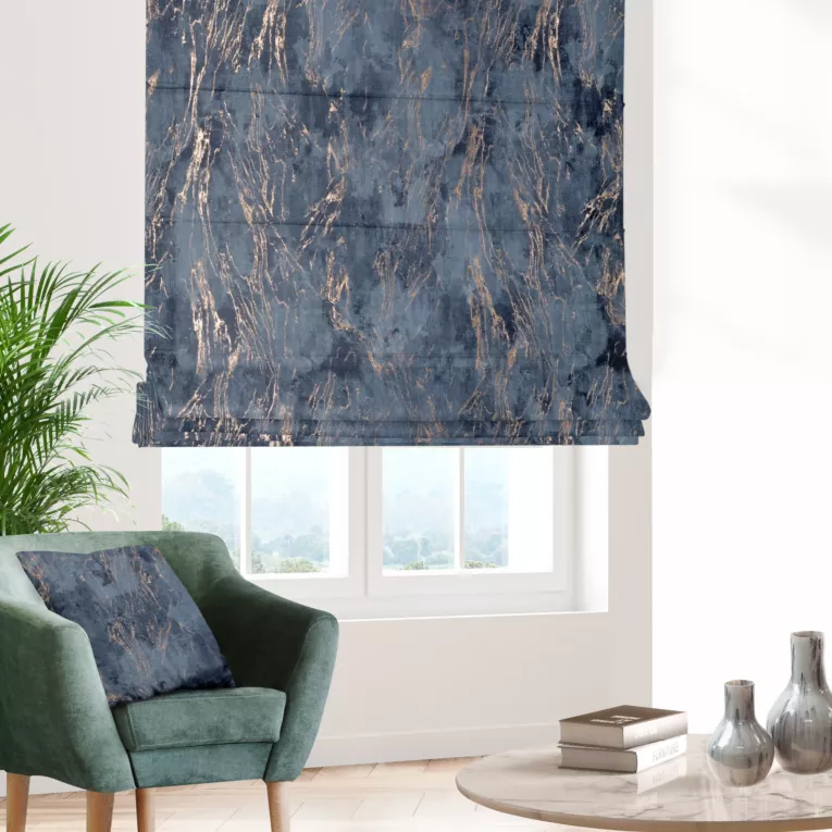 Roleta szyta z systemem comfort niebiesko złocista z tkaniny welwetowej ze złotym marmurkowym nadrukiem