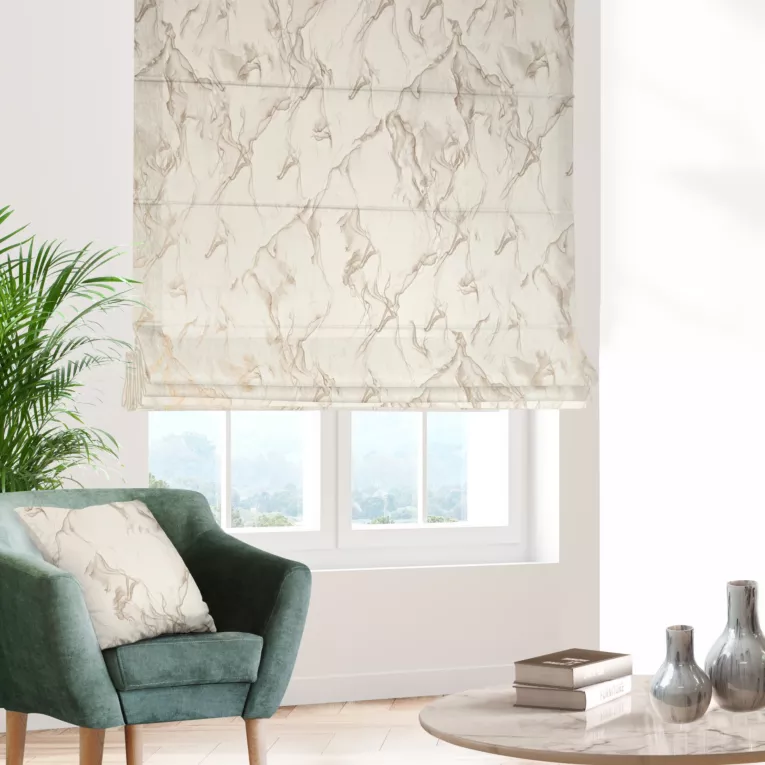 Roleta rzymska kremowo złocista z tkaniny welwetowej ze złotym marmurkowym nadrukiem