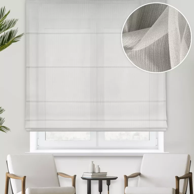 Roleta rzymska kremowa z miękkiej tkaniny o lekkim splocie i delikatnym połysku, wykończona obciążnikiem