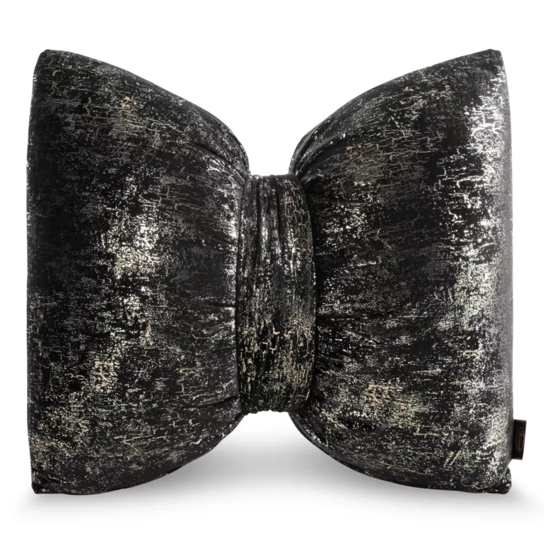 Poduszka 45x55 cm welwetowa kolor czarny w kształcie kokardy z przecieranym lśniącym nadrukiem KODARDA 1 Eurofirany