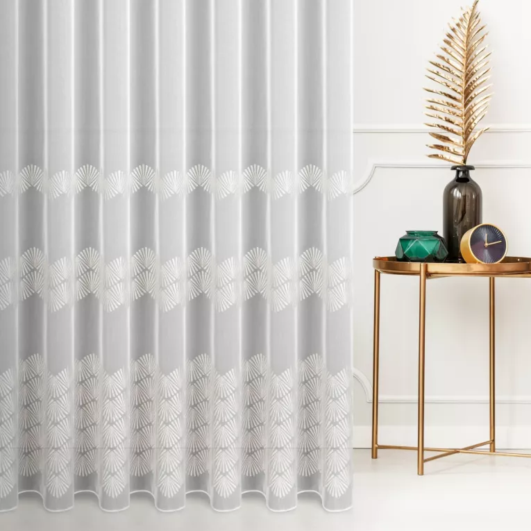 Firana szyta na tunelu biało szampańska z matowej tkaniny z trzema pasami haftowanymi we wzór geometryczny, wykończona obciążnikiem