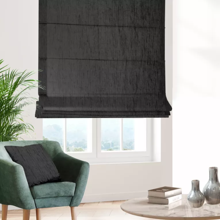 Roleta rzymska czarna z tkaniny welwetowej w pionowe prążki, wykończona obciążnikiem