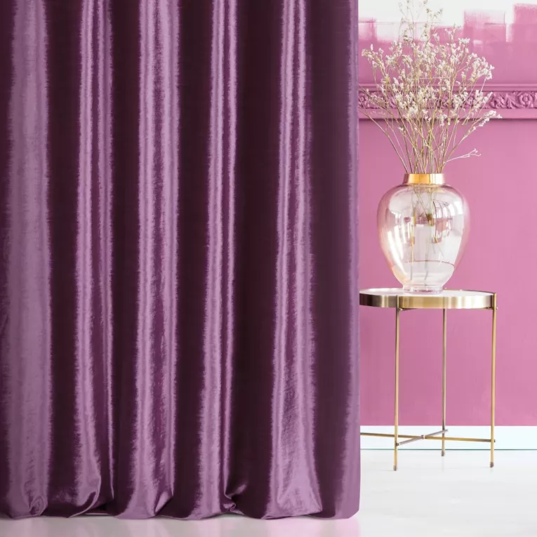 Zasłona szyta na taśmie fala SAFARI 1 jasnofioletowa z miękkiej welwetowej tkaniny z połyskiem i poziomym prążkiem