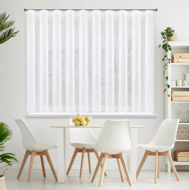 Firana biała z gładkiego mlecznego woalu wykończona szwem obciążającym VIOLET 150x170 cm fala 1:2 Eurofirany