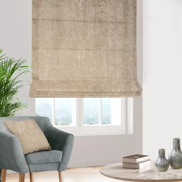 Roleta rzymska beżowa z miękkiej tkaniny welwetowej z efektem kreszowania